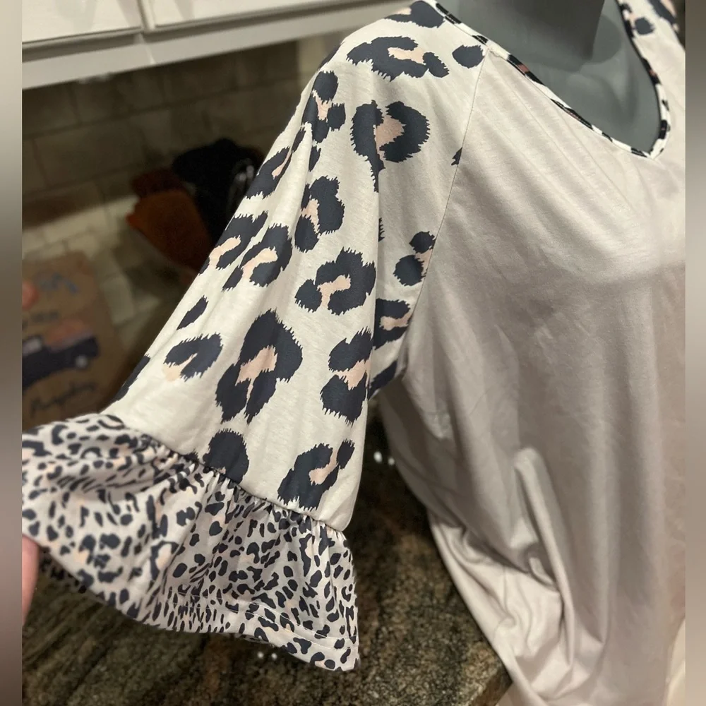 Leopard Print Top With Wide Sleeves - Picture 2 of 4